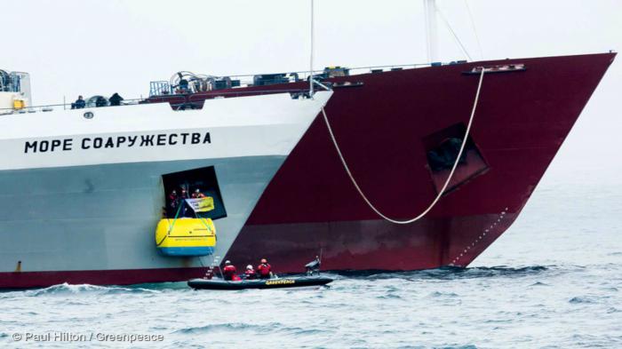 Ακτιβιστές της Greenpeace αντιμέτωποι με αλιευτικά σκάφη 